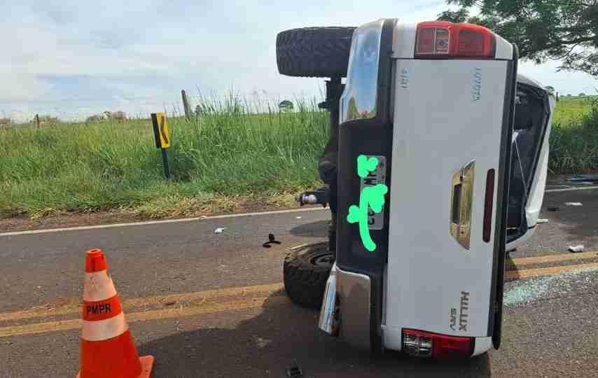 Caminhonete capota na PR-496 em Terra Roxa e passageira fica ferida