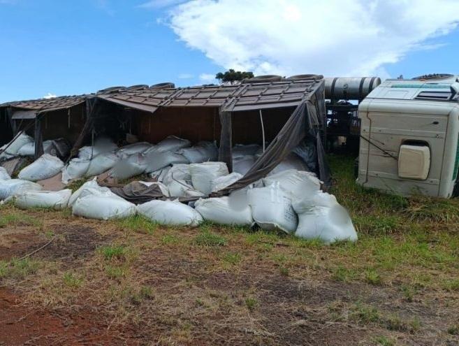 Carreta tomba na BR-163 e espalha 50 toneladas de fertilizantes próximo a Toledo