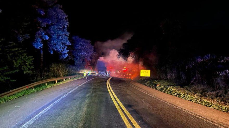 Carro pega fogo após colisão com caminhão e motorista morre na BR-277 