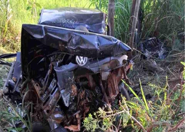 Homens morrem após carro bater contra árvore na PR-550