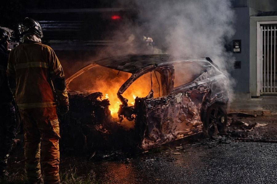 Jovem morre carbonizado após bater carro contra árvore