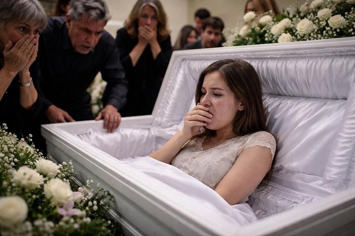 Jovem surpreende familiares ao “acordar” e tossir durante o próprio velório