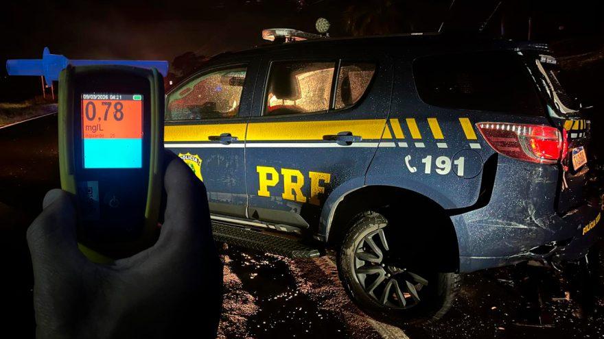 Motorista embriagado invade área de acidente com morte e bate em viatura da PRF