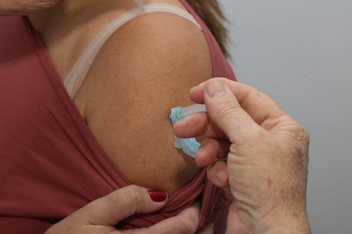 Paraná recebe 332 mil doses de vacina contra a gripe para início da campanha neste sábado