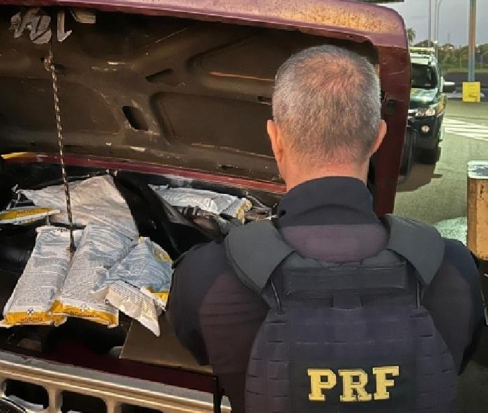 PRF apreende agrotóxicos escondidos no motor de caminhonete na BR-163 em Guaíra