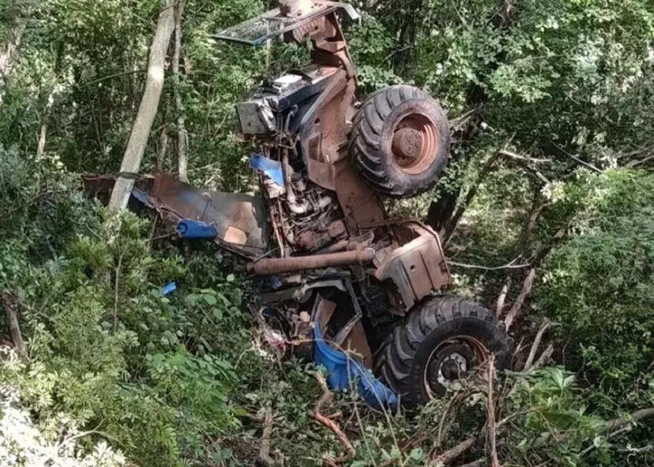 Trabalhador morre esmagado após trator despencar de ribanceira