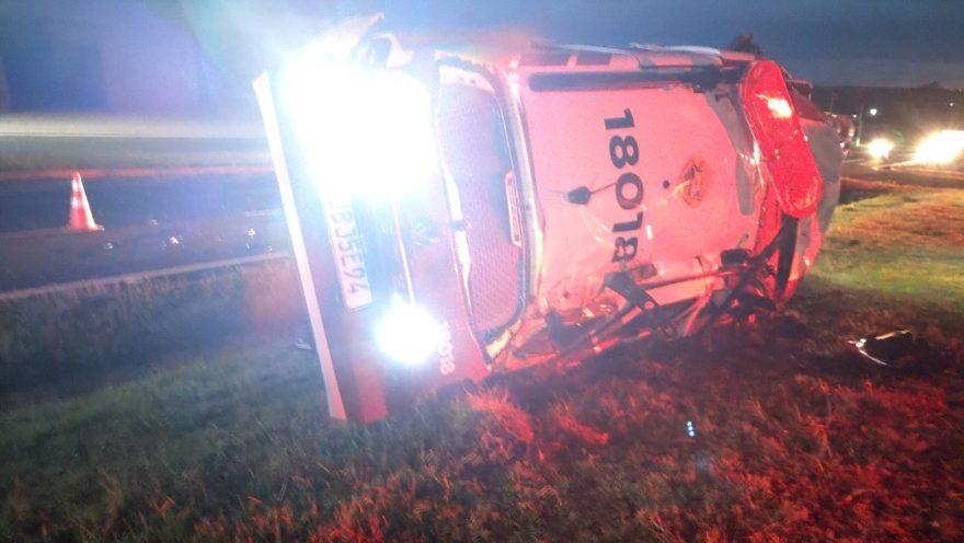 Viatura da PM capota após colisão com furgão na BR-277 e três policiais ficam feridos