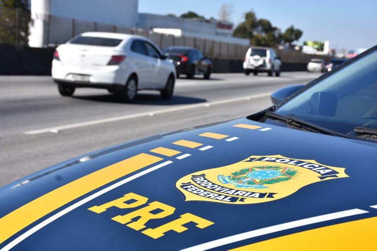 Casal é preso pela prf ao tentar retirar veículo com documento falso em guaíra