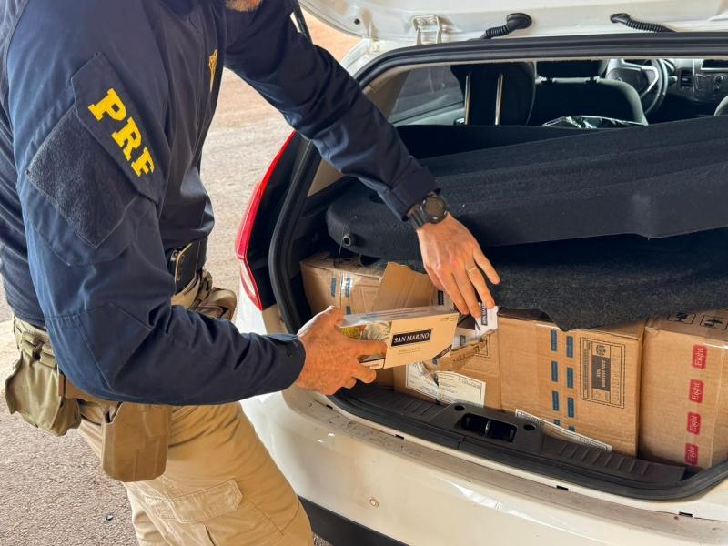 Homem é preso com 5 mil maços de cigarros contrabandeados após tentar se esconder em posto na BR-163