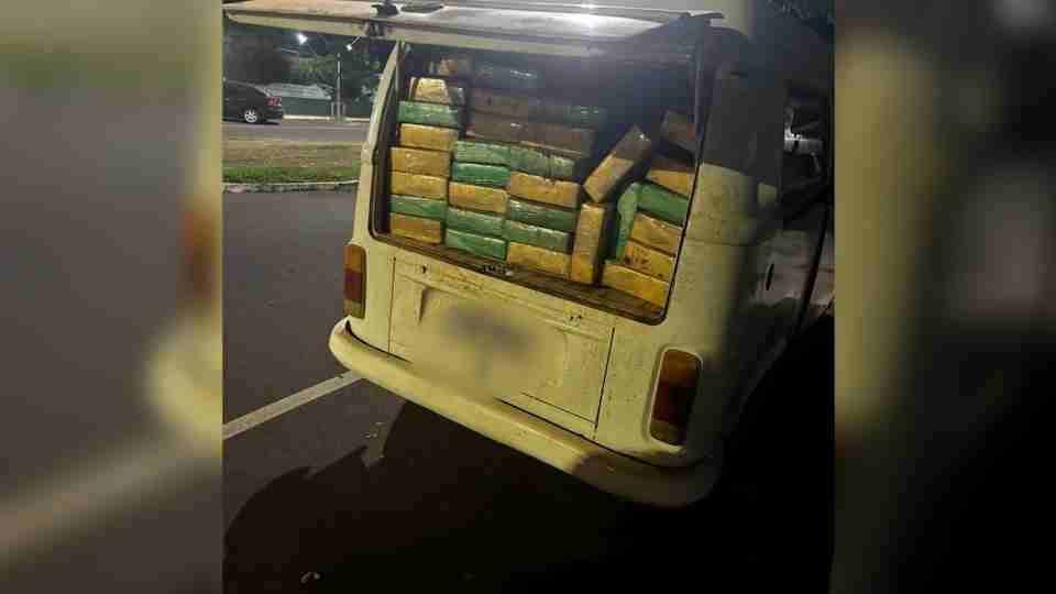 kombi do tráfico é descoberta com mais de 500 kg de maconha e ninguém é preso