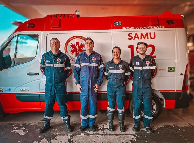 Parto é realizado por equipe durante atendimento na BR-163