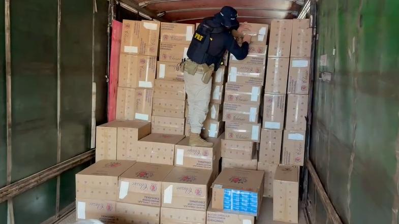Apreensão: PRF apreende caminhão com 300 mil maços de cigarros e intensifica combate ao contrabando