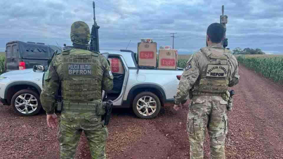 Carga de cigarros paraguaios é apreendida após fuga em área rural de Guaíra