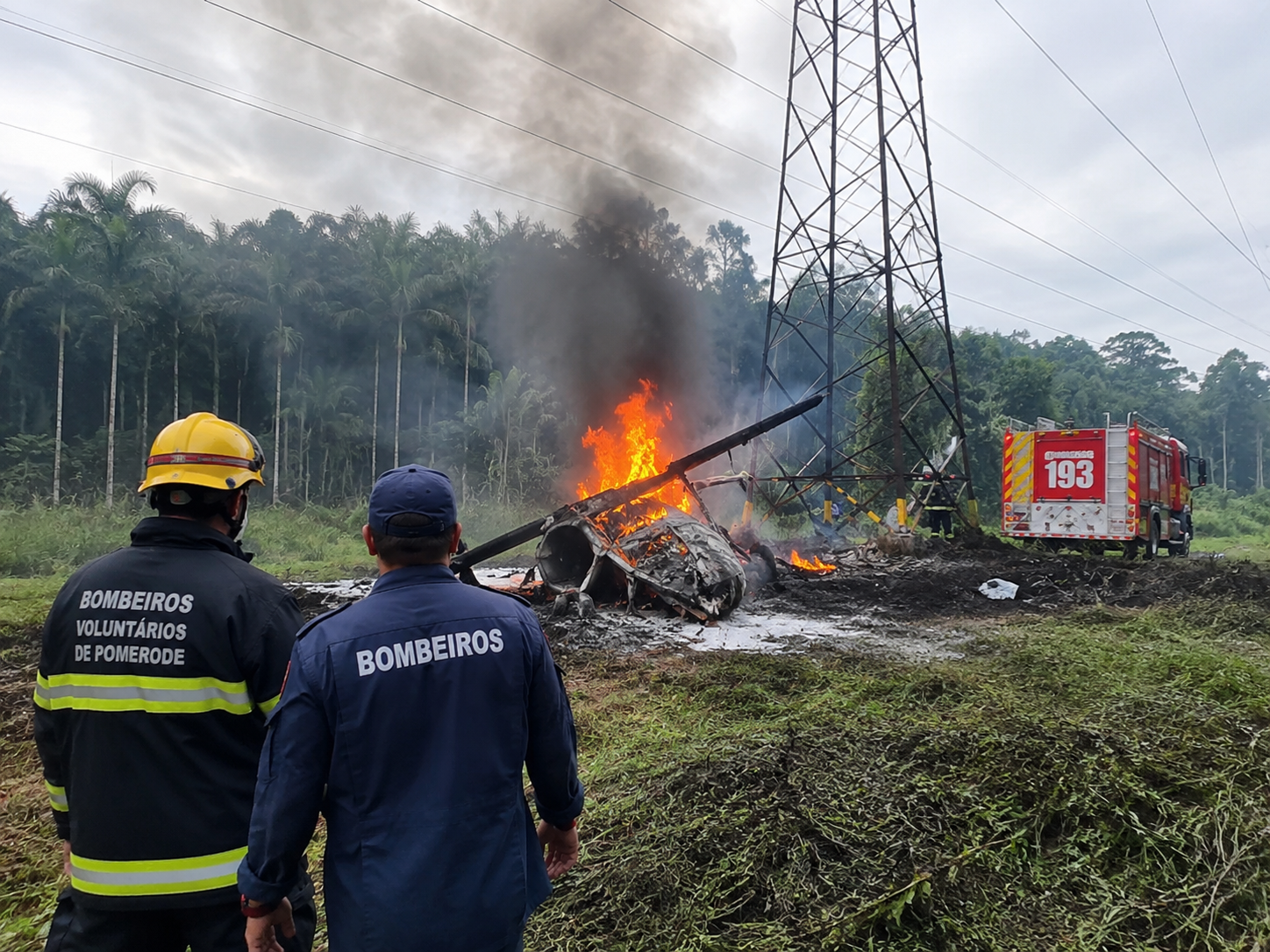 Explosão: Helicóptero atinge torre de alta tensão, cai e explode em Pomerode 