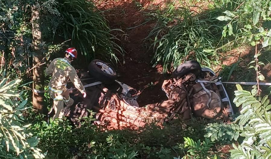 Fatal: Acidente deixa dois mortos após carro bater em árvores, capotar e cair em ribanceira na PR-483