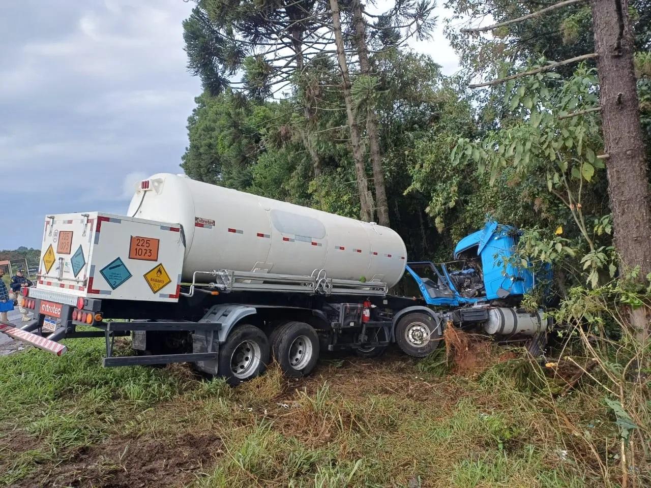 Grave acidente na BR-376: Motorista perde o controle, sai da pista e colide violentamente contra árvore