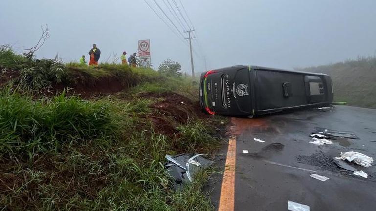 Grave acidente na PR-444: ônibus tomba durante viagem, passageiros são resgatados e trânsito é desviado na rodovia