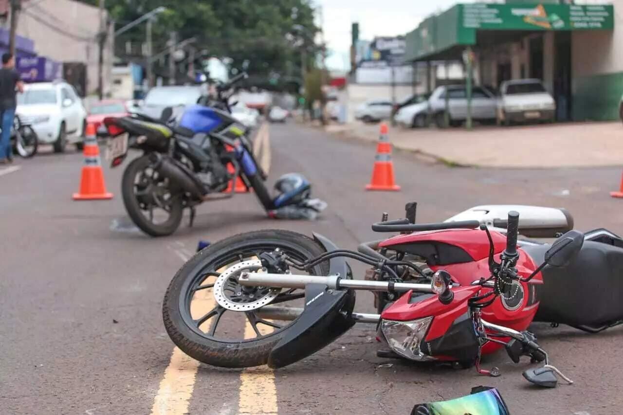 Jovens ficam feridos após acidente entre carro e moto na Vila Pioneira, em Toledo