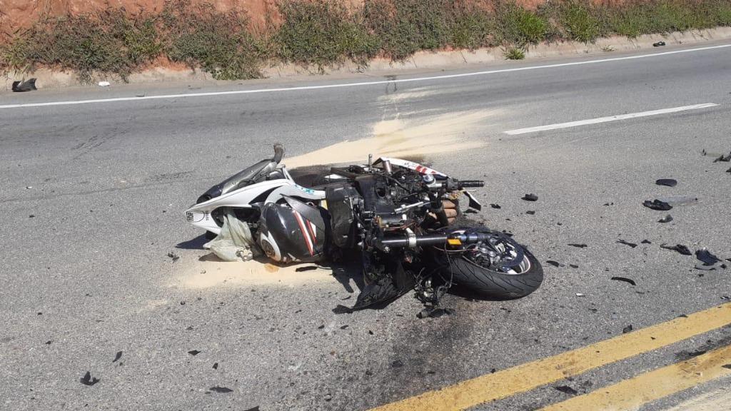 Motociclista morre após batida na traseira de caminhão na BR-376, no Paraná