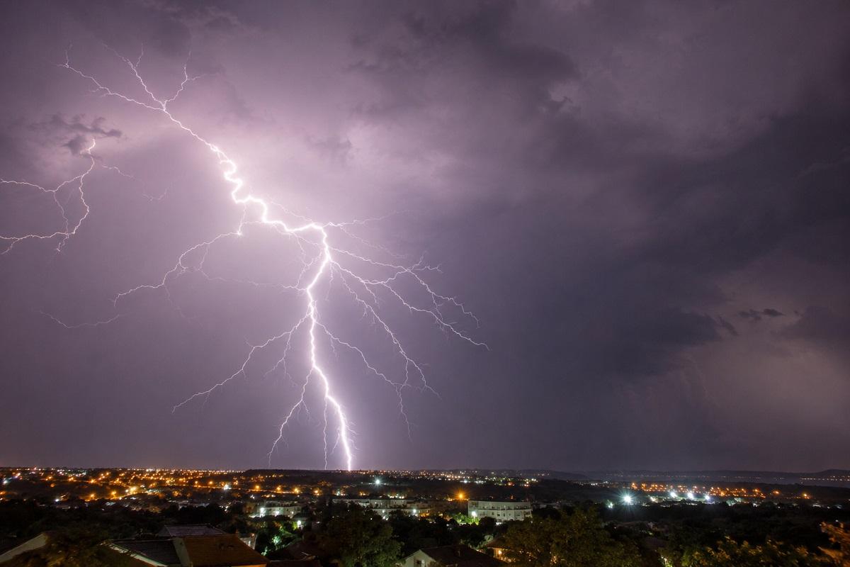Raios: Temporal impressiona e Terra Roxa lidera número de raios registrados no Paraná