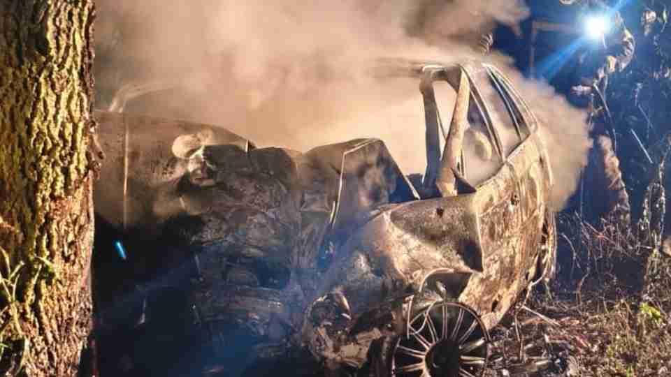 Tragédia: Duas pessoas morrem carbonizadas após carro bater contra árvore e pegar fogo no Paraná