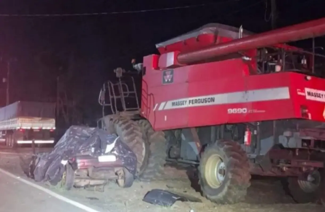 Tragédia na PR-456: jovem de 19 anos morre após carro bater violentamente em máquina agrícola