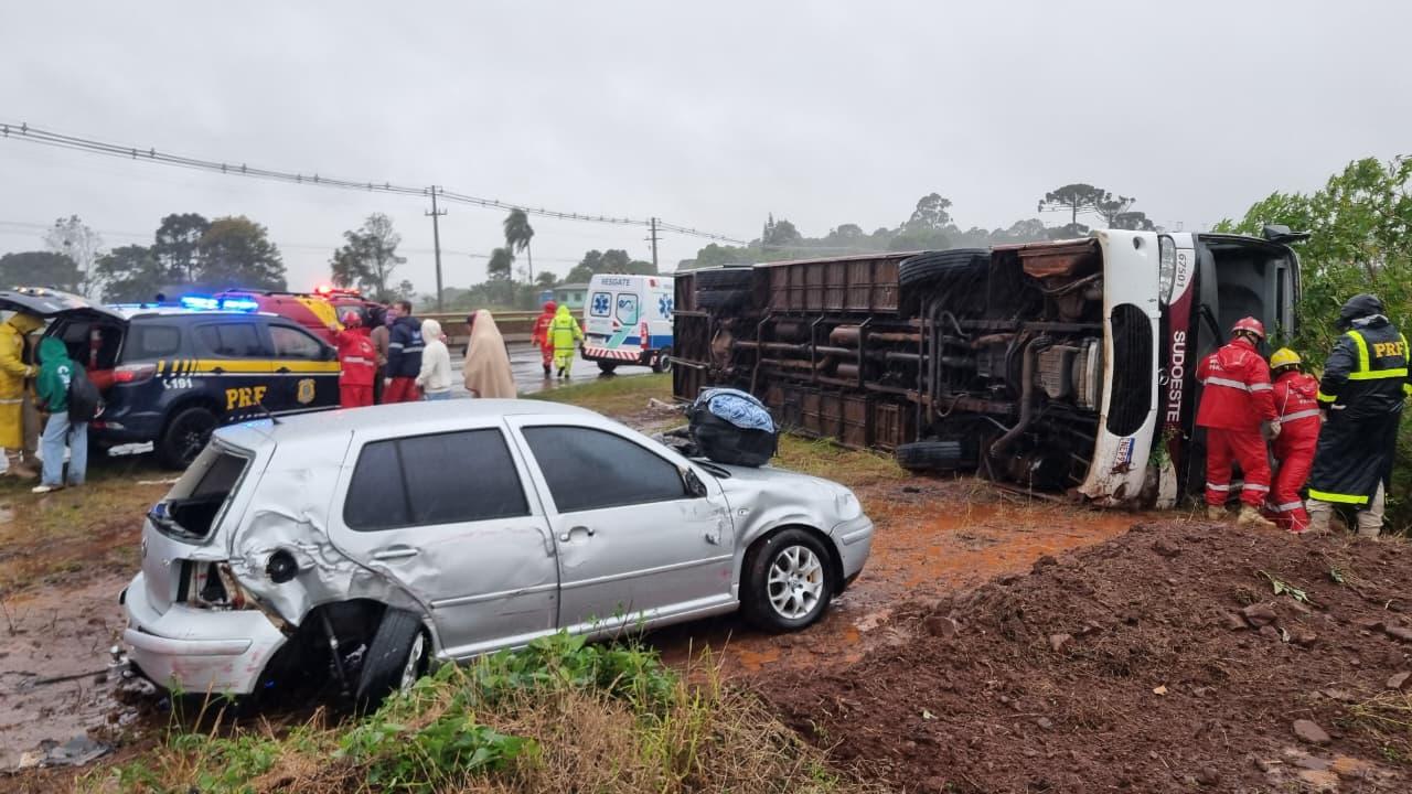 Estradas: Acidente com ônibus de turismo deixa 14 feridos na BR-277