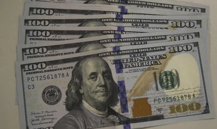 Após sete altas seguidas, dólar cai 0,95% e fecha em R$ 5,53