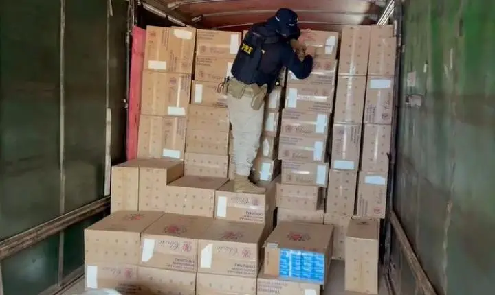 Apreensão: PRF apreende caminhão com 300 mil maços de cigarros e intensifica combate ao contrabando