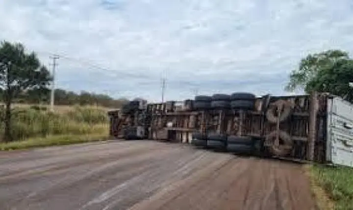 Caminhão tomba e interdita totalmente BR-369