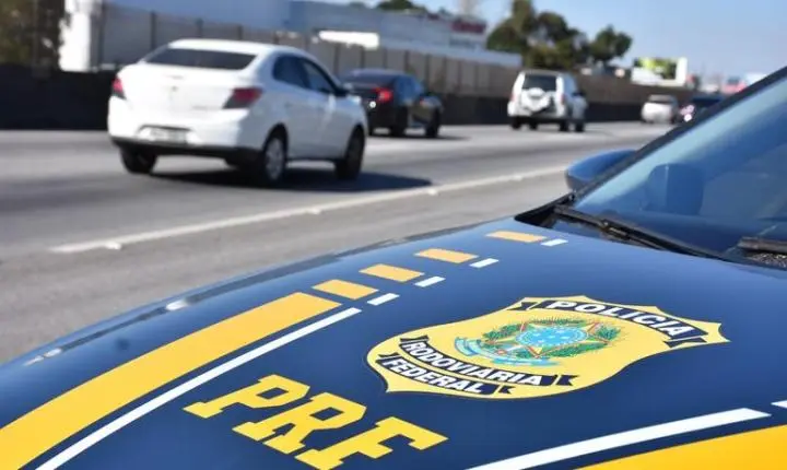 Casal é preso pela prf ao tentar retirar veículo com documento falso em guaíra