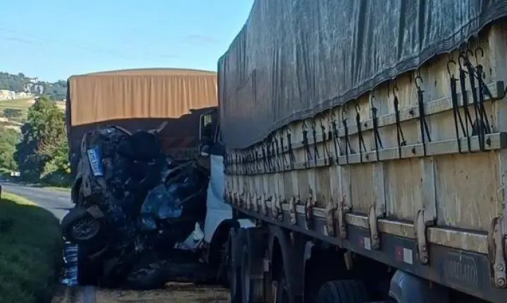 Engavetamento entre caminhões e carros deixa dois mortos; BR-376