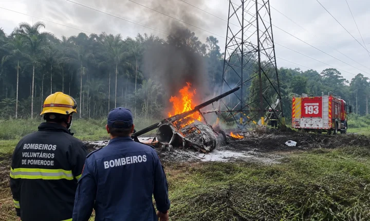 Explosão: Helicóptero atinge torre de alta tensão, cai e explode em Pomerode 