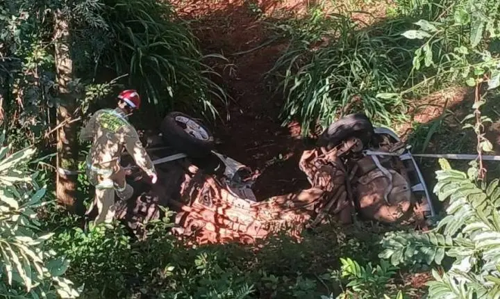 Fatal: Acidente deixa dois mortos após carro bater em árvores, capotar e cair em ribanceira na PR-483