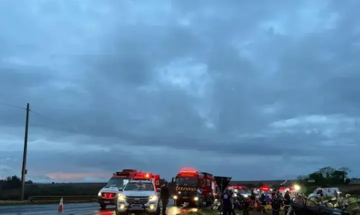 Fatal: Duas pessoas morrem e várias ficam feridas em grave acidente na PR-317