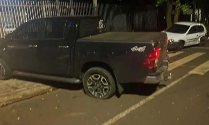 Fuga de Hilux furtada termina em acidente e prisão em Guaíra