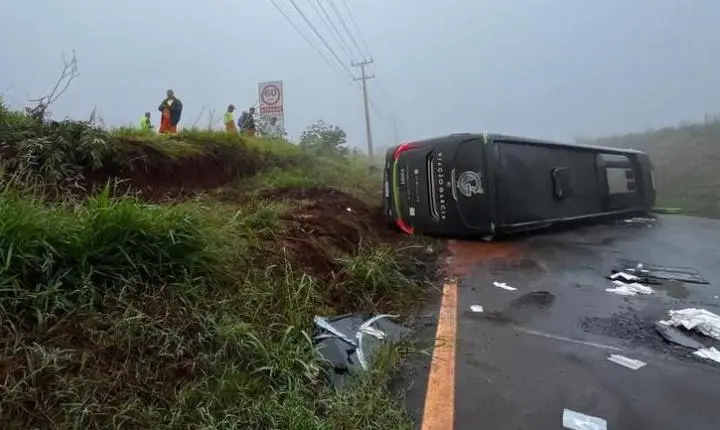 Grave acidente na PR-444: ônibus tomba durante viagem, passageiros são resgatados e trânsito é desviado na rodovia