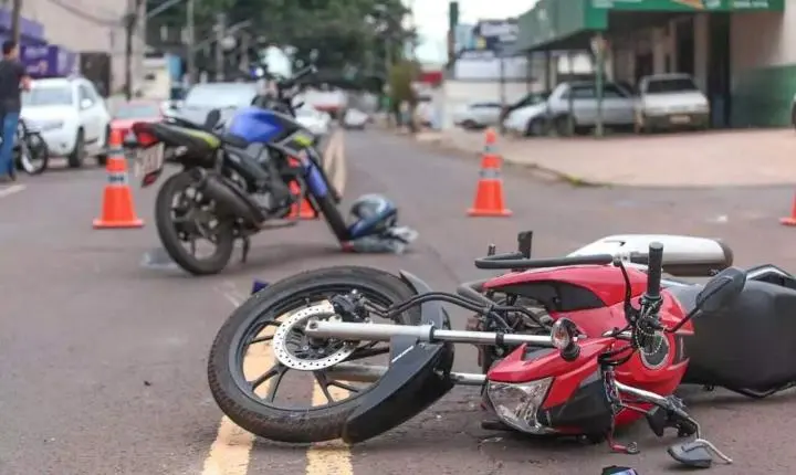 Jovens ficam feridos após acidente entre carro e moto na Vila Pioneira, em Toledo