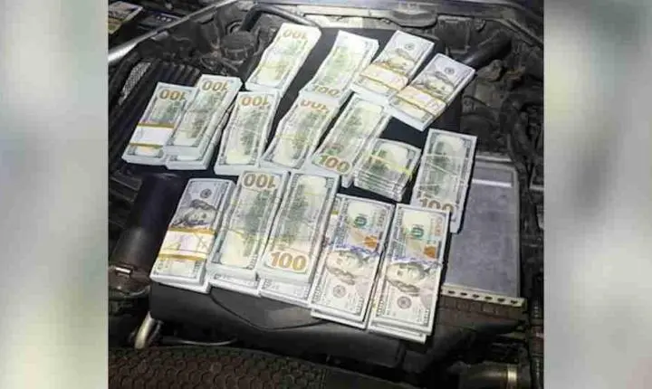 Mais de 200 mil dólares são encontrados escondidos em motor de Mercedes no Paraná