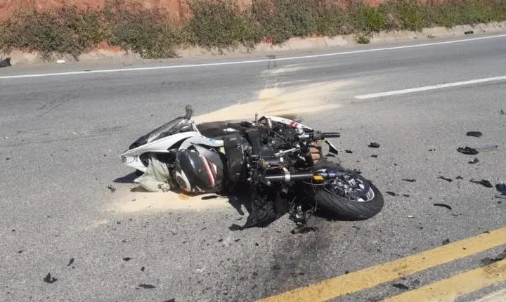 Motociclista morre após batida na traseira de caminhão na BR-376, no Paraná