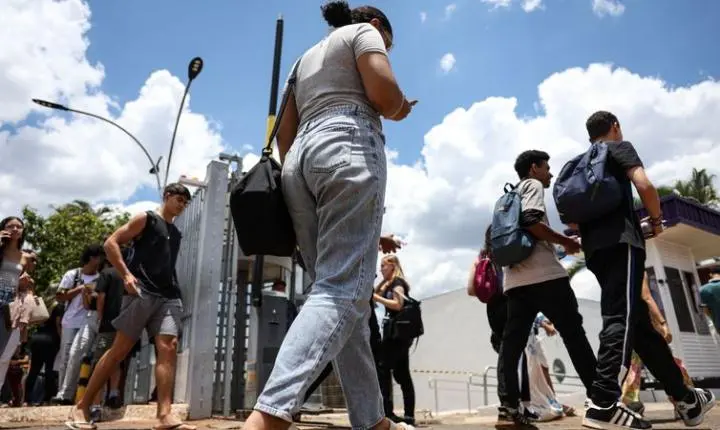 No DF, candidatos do Enem chegam cedo sob sol forte e ansiedade