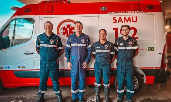 Parto é realizado por equipe durante atendimento na BR-163