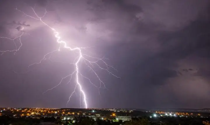 Raios: Temporal impressiona e Terra Roxa lidera número de raios registrados no Paraná