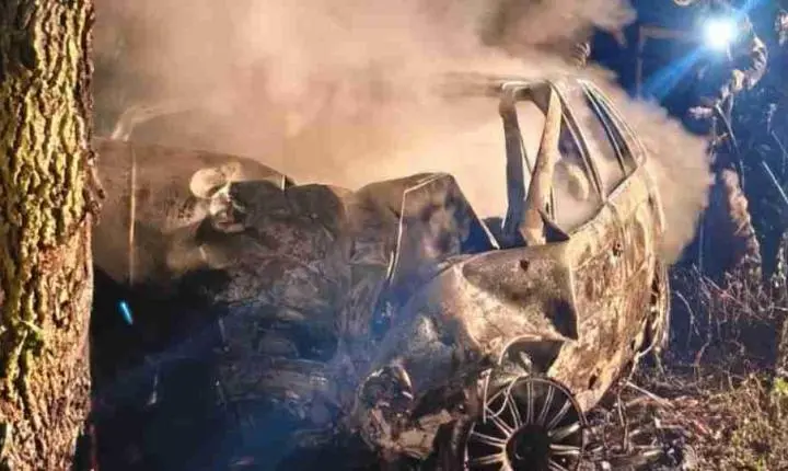 Tragédia: Duas pessoas morrem carbonizadas após carro bater contra árvore e pegar fogo no Paraná