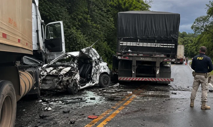 Tragédia na PR-090: motorista morre após violenta colisão envolvendo três caminhões e carro de passeio