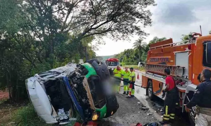 Van que transportava pacientes se envolve em acidente na BR-369 próximo à ponte do Rio Piquirí