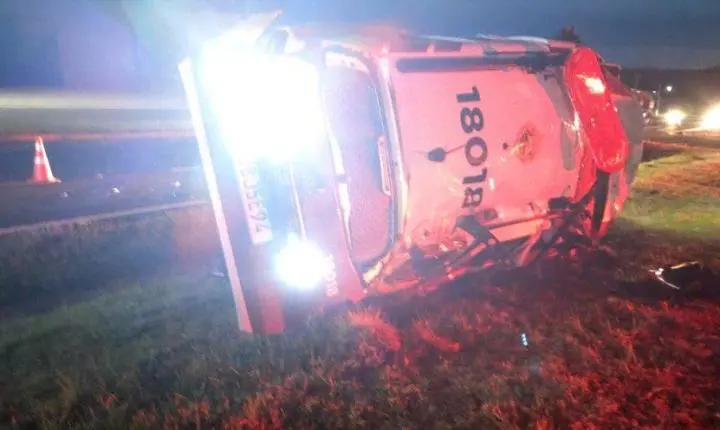 Viatura da PM capota após colisão com furgão na BR-277 e três policiais ficam feridos